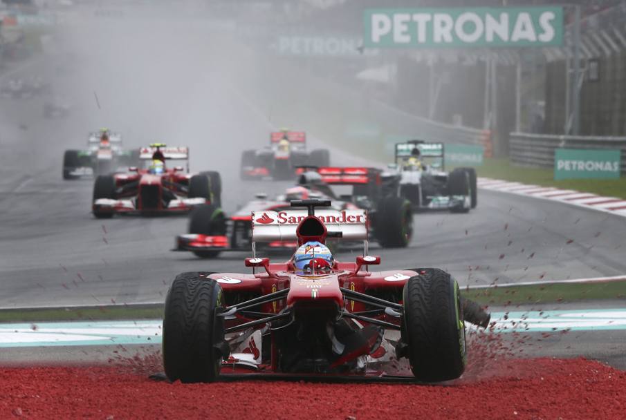 Malesia 2013, la stagione inizia in affanno: Alonso è nervoso e in Malesia sbaglia, tamponando Vettel al primo giro e danneggiando il musetto. Il muretto non lo richiama e pochi metri dopo arrivano rottura e ritiro. Ap